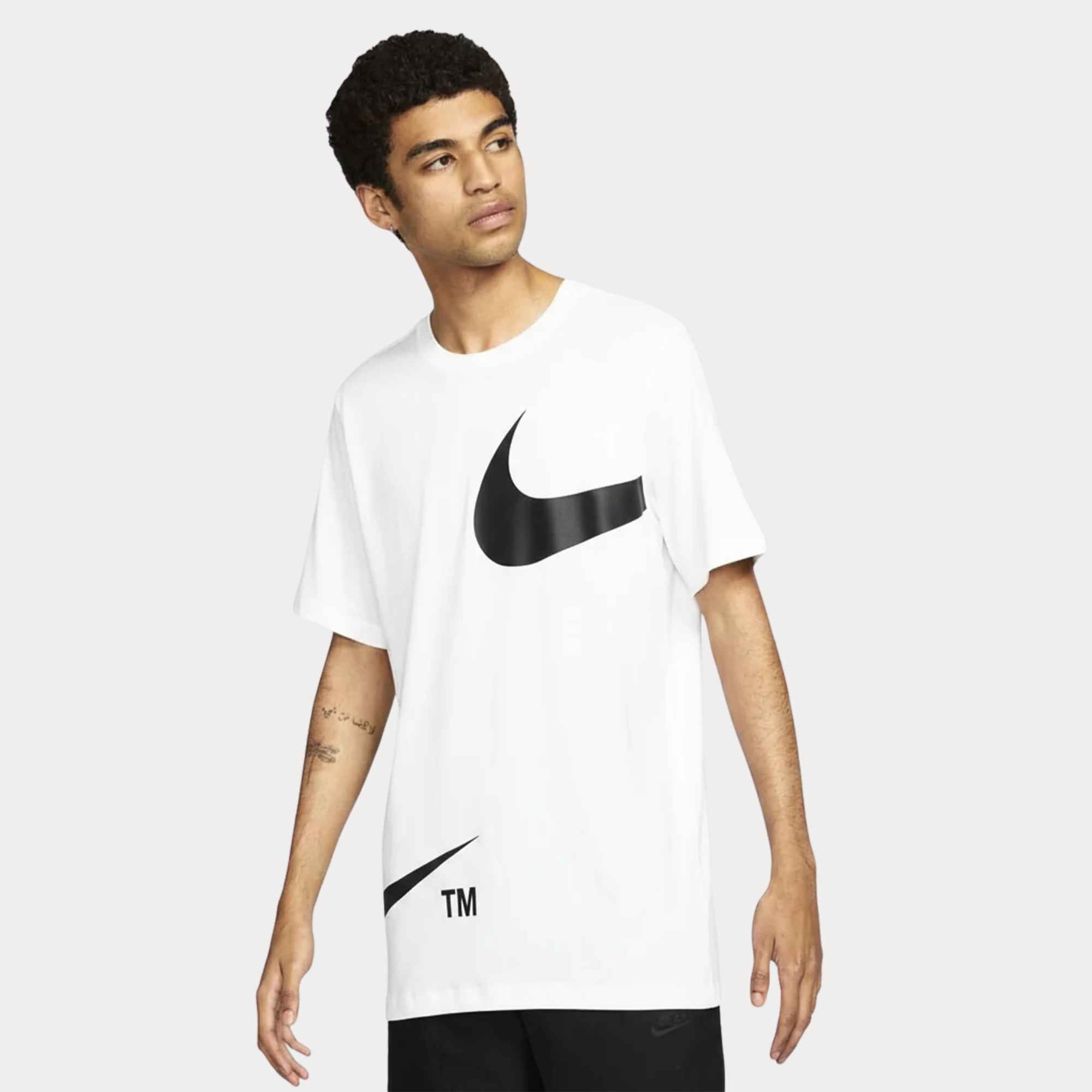 SWOOSH BEYAZ TSHIRT SIYAH LOGO