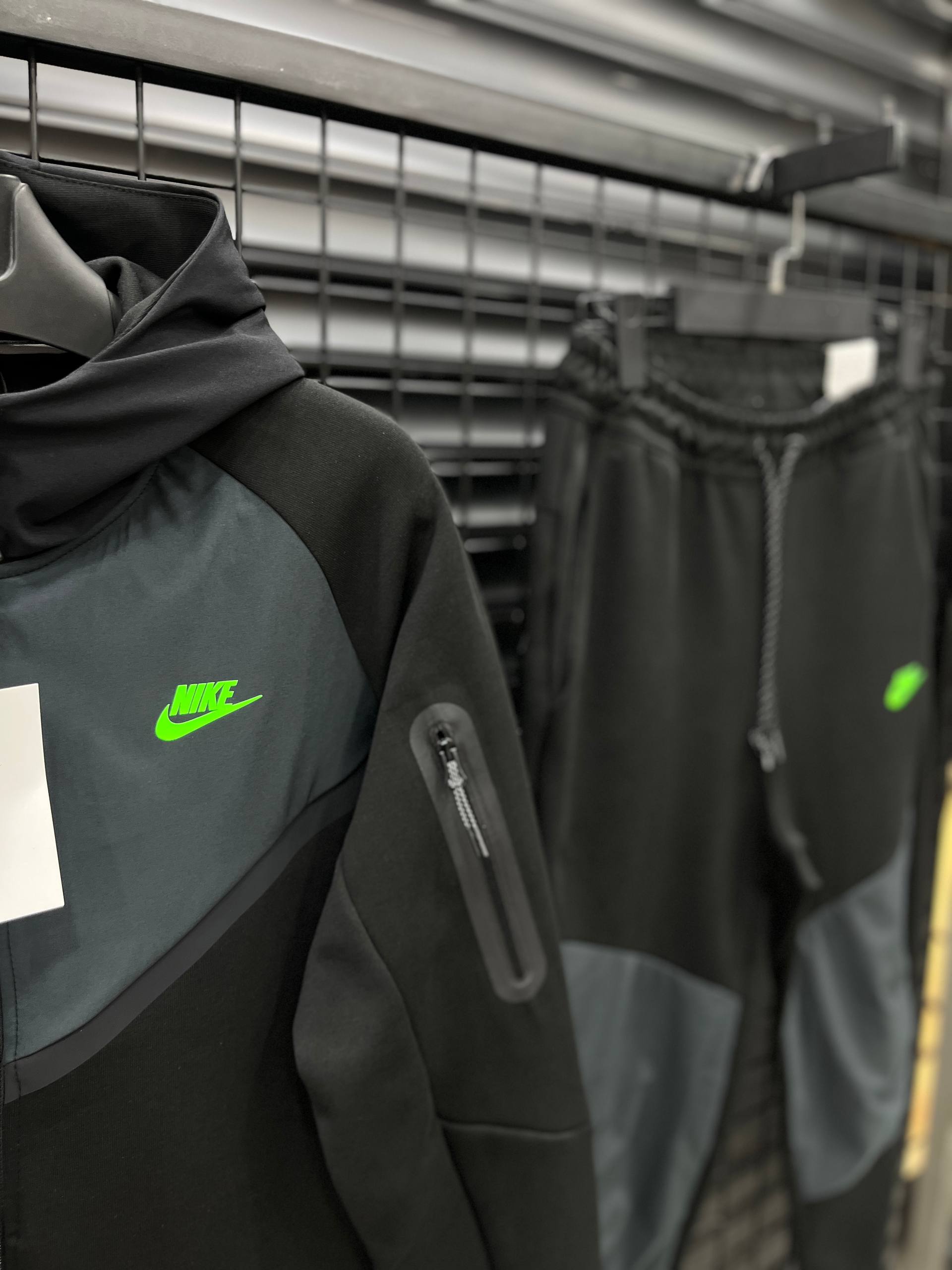 TECH FLEECE 2025 TAKIM - SIYAH/ATRST N